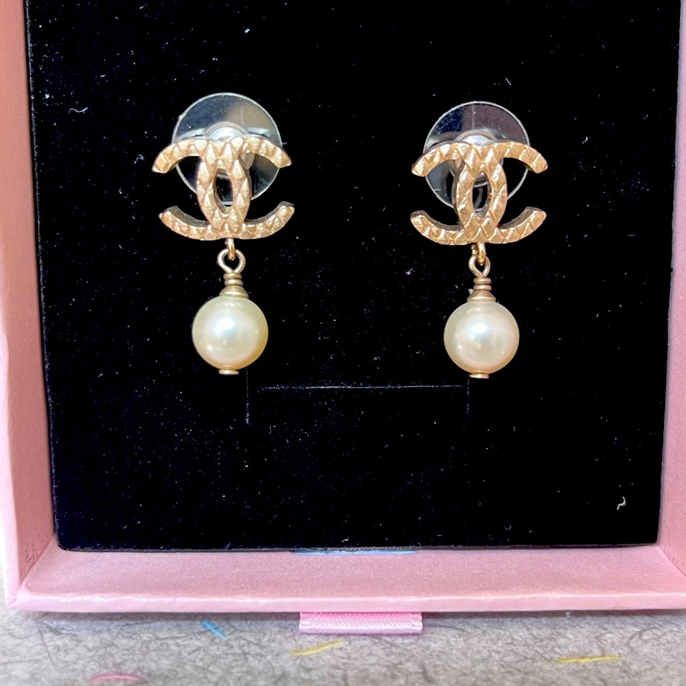 Beautiful Prelove Chanel post earrings